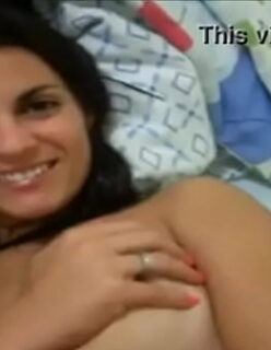 CAIU NA NET! Marido swinger mostra a esposa gostosa para os amigos da empresa.