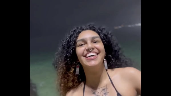 Novinha casada perde o telefone e vazam vídeos transando na praia de Ipanema arpoador